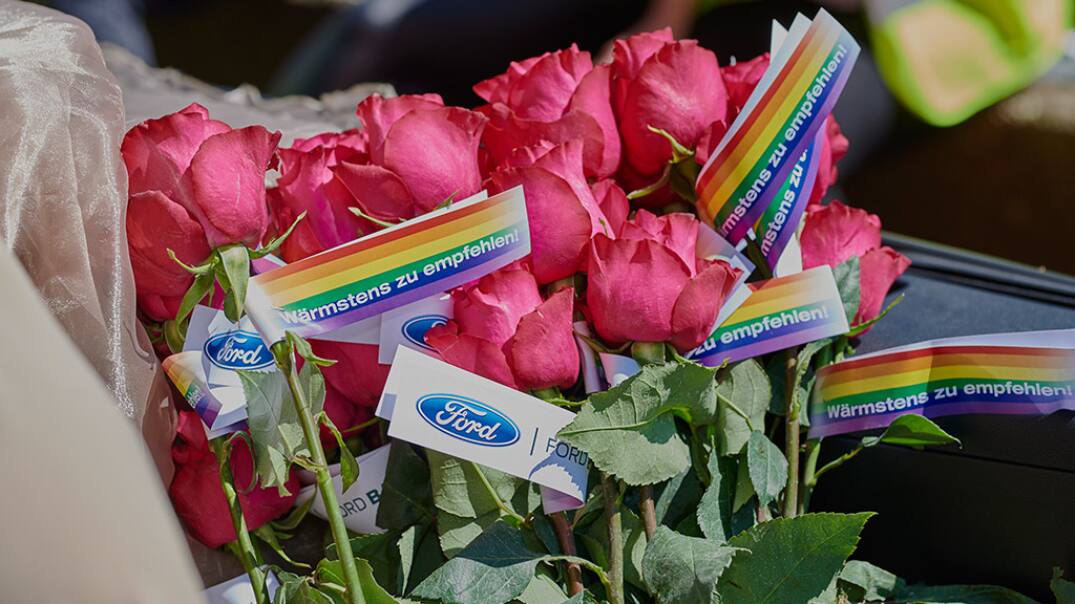 Die Ford Bank stiftet die Rosen für die Zuschauer Die Ford Bank stiftet die Rosen für die Zuschauer